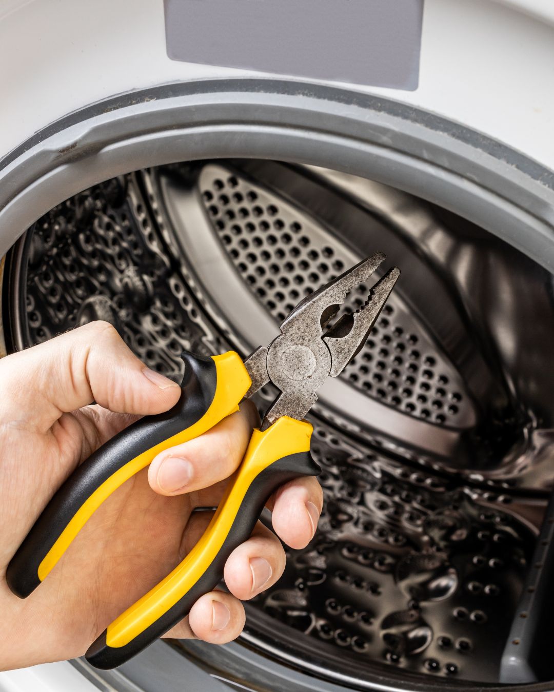 Réparation de laveuse résidentielle avec outils spécialisés à Sainte-Anne-des-Plaines